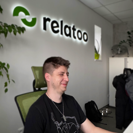 Fotografie člena týmu relatoo při práci